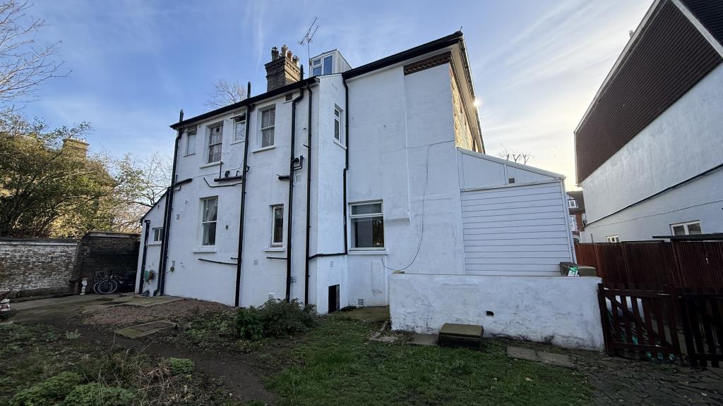 Lot: 26484 - TO BE OFFERED IN OUR 26TH MARCH AUCTION - SUBSTANTIAL DETACHED HMO WITH EXTENSIVE GROUNDS, OUTBUILDINGS AND PARKING FOR INVESTMENT - External image of rear of building from garden